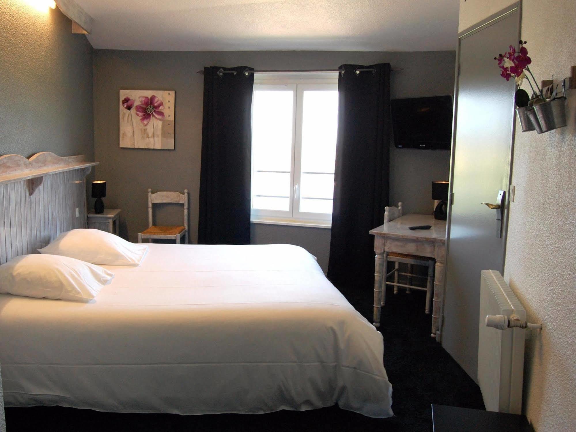 Hotel Le Domanial Commelle-Vernay Exterior photo